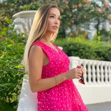 Lina, 44