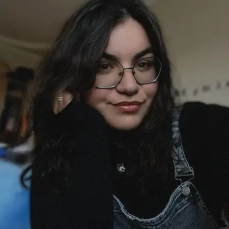 Леона, 28