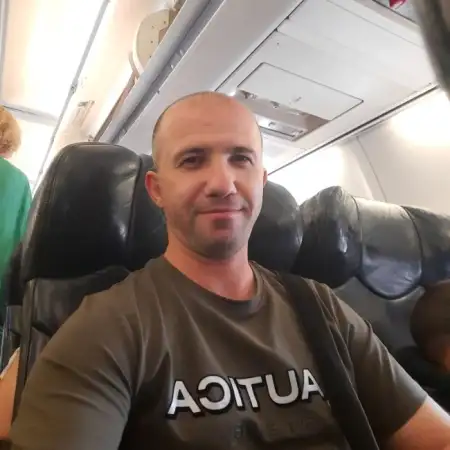 אדם, 41Кирьят Ата 