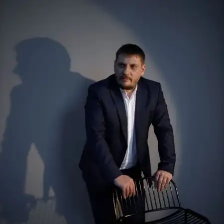 Роман, 43