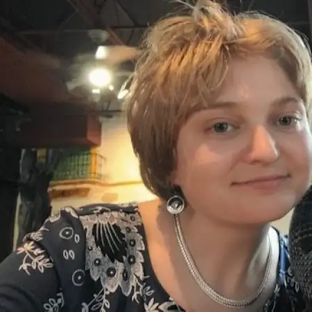 Julia, 43