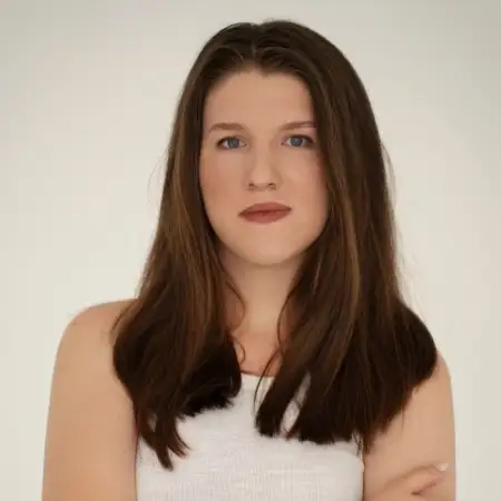 Леа, 24